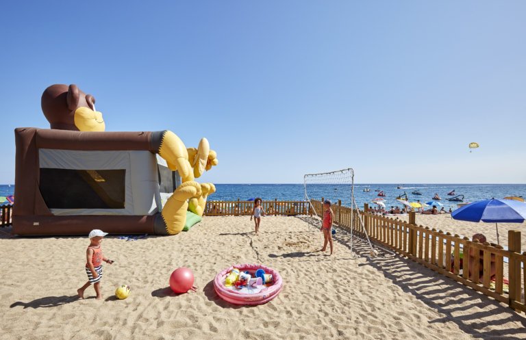 Miniclub y deportes en la playa